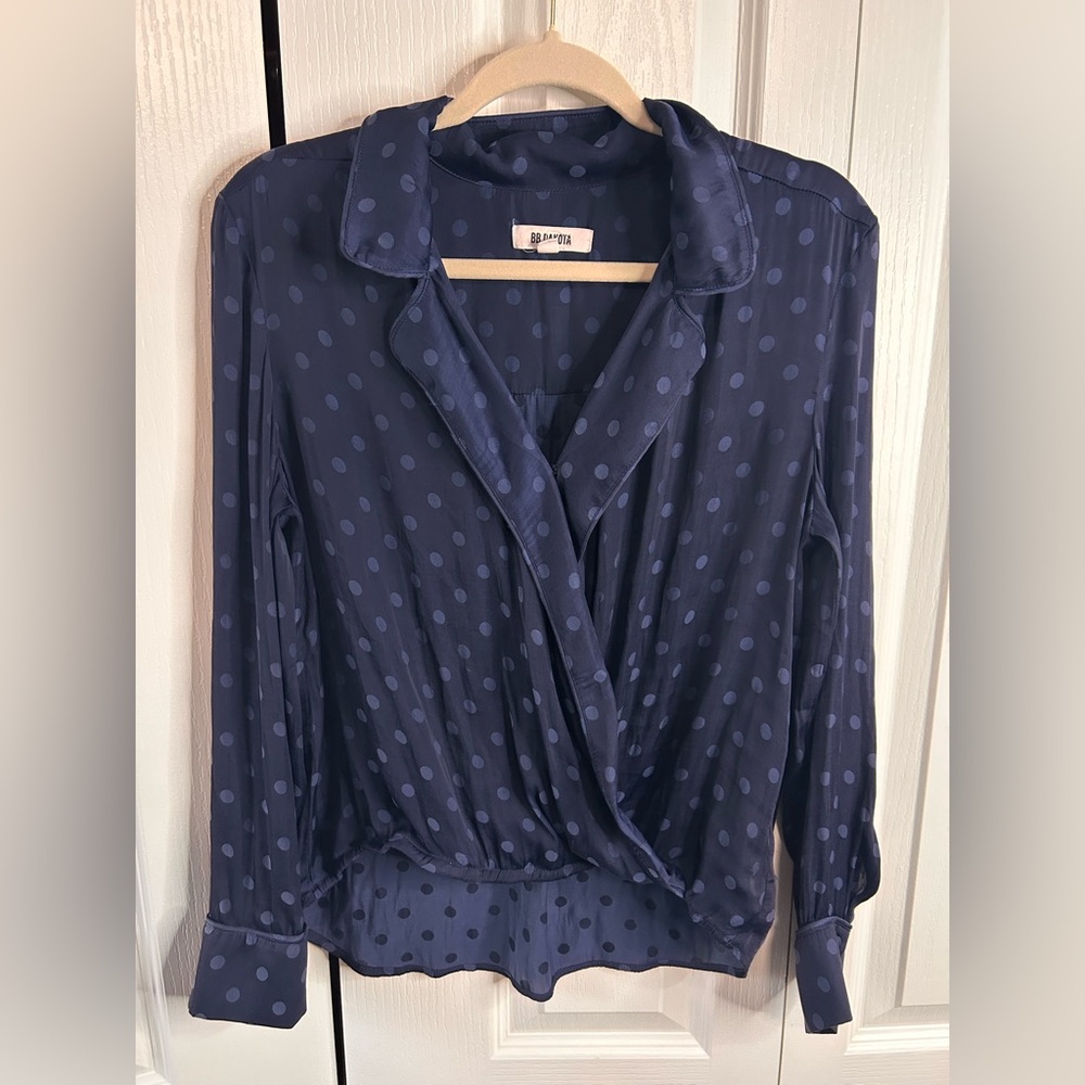 BB Dakota Women’s Navy Polka Dot Wrap Collared V-Neck Blouse Size Medium